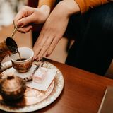 Kaffee kommt nicht von Kaffa  Das Wort Kaffee leitet sich nicht von dem alten Königreich Kaffa ab, dem Ursprungsland des Kaffeebaums im heutigen Äthiopien. Es rührt von dem altarabischen Wort "qahwah" her, das den Wein meinte, der den gläubigen Moslems verboten war. In der Türkei wurde das koffeinhaltige Getränk viel später "kahweh" genannt, der "Wein des Islam". Es wurde bei Gebetsstunden in den Moscheen getrunken. Vom "kahweh" war es dann nicht mehr weit zum "Kaffee" oder "Coffee".