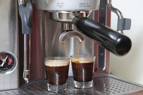 Seife im Espresso  Der Erfinder des Espressos wurde von seinen Mitbewerbern beschuldigt, heimlich Seifenlösung in seinen starken Kaffee zu schütten. Anders konnte man sich die seidige Emulsion mit der Crema obendrauf nicht erklären. Achille Gaggia hatte aber die Herstellung von Espresso nur verfeinert: Etwa neun Gramm feines, sehr dunkles Kaffeepulver wird im Siebträger mit einem Kaffeemehlpresser stark komprimiert und anschließend mit 94 Grad heißem Wasserdampf bei einem Druck von zehn Bar etwa 20 Sekunden lang extrahiert. Was Achilles Maschine hervorbrachte, war eine leicht ölige, fettige Emulsion mit der typischen Espressocrema.