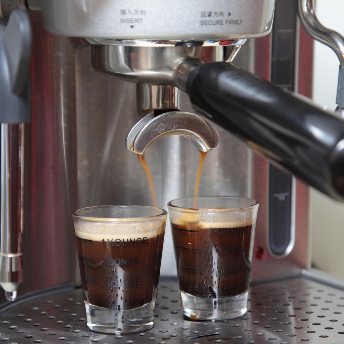 Seife im Espresso  Der Erfinder des Espressos wurde von seinen Mitbewerbern beschuldigt, heimlich Seifenlösung in seinen starken Kaffee zu schütten. Anders konnte man sich die seidige Emulsion mit der Crema obendrauf nicht erklären. Achille Gaggia hatte aber die Herstellung von Espresso nur verfeinert: Etwa neun Gramm feines, sehr dunkles Kaffeepulver wird im Siebträger mit einem Kaffeemehlpresser stark komprimiert und anschließend mit 94 Grad heißem Wasserdampf bei einem Druck von zehn Bar etwa 20 Sekunden lang extrahiert. Was Achilles Maschine hervorbrachte, war eine leicht ölige, fettige Emulsion mit der typischen Espressocrema.