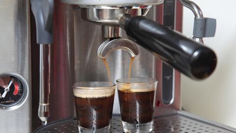 Seife im Espresso  Der Erfinder des Espressos wurde von seinen Mitbewerbern beschuldigt, heimlich Seifenlösung in seinen starken Kaffee zu schütten. Anders konnte man sich die seidige Emulsion mit der Crema obendrauf nicht erklären. Achille Gaggia hatte aber die Herstellung von Espresso nur verfeinert: Etwa neun Gramm feines, sehr dunkles Kaffeepulver wird im Siebträger mit einem Kaffeemehlpresser stark komprimiert und anschließend mit 94 Grad heißem Wasserdampf bei einem Druck von zehn Bar etwa 20 Sekunden lang extrahiert. Was Achilles Maschine hervorbrachte, war eine leicht ölige, fettige Emulsion mit der typischen Espressocrema.