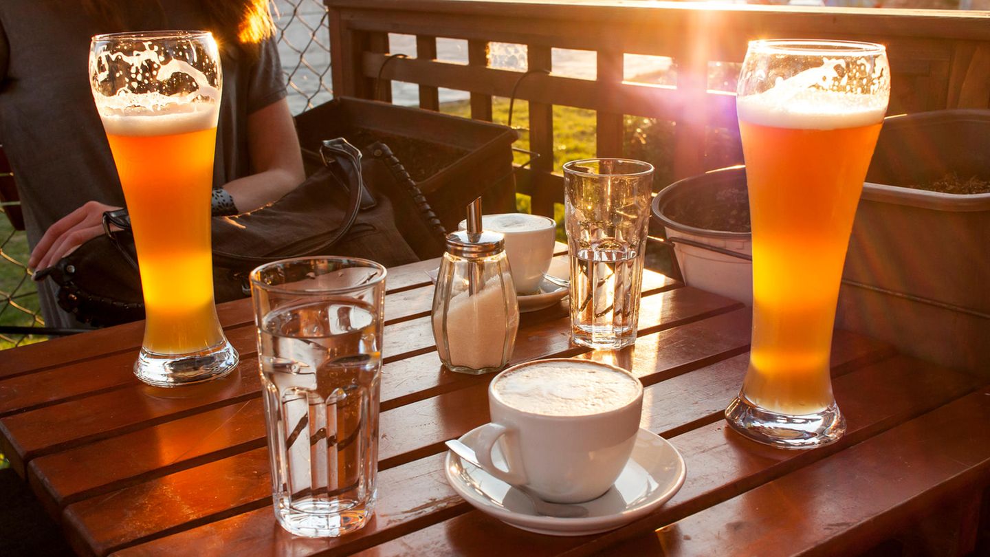 Bier statt Kaffee zum Frühstück  Wie so häufig in der Geschichte ging Deutschland auch beim Kaffee einen Sonderweg. Während das koffeinhaltige Heißgetränk schon längst England und Frankreich eroberte, richtete Friedrich der Große an seine Untertanen die vaterländische Parole: "Zurück zum Bier!" Seine Gründe waren rein finanzieller Natur - ohne eigene Kolonien musste Deutschland Kaffee aus dem europäischen Ausland gegen Devisen importieren: 700.000 preußische Taler jährlich. Zu viel für den Monarchen, der selbst überzeugter Kaffeeliebhaber war und eigene Rezepte entwarf wie zum Beispiel Kaffee mit lauwarmem Champagner und einer Prise frisch gemahlenem Pfeffer.