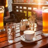 Bier statt Kaffee zum Frühstück  Wie so häufig in der Geschichte ging Deutschland auch beim Kaffee einen Sonderweg. Während das koffeinhaltige Heißgetränk schon längst England und Frankreich eroberte, richtete Friedrich der Große an seine Untertanen die vaterländische Parole: "Zurück zum Bier!" Seine Gründe waren rein finanzieller Natur - ohne eigene Kolonien musste Deutschland Kaffee aus dem europäischen Ausland gegen Devisen importieren: 700.000 preußische Taler jährlich. Zu viel für den Monarchen, der selbst überzeugter Kaffeeliebhaber war und eigene Rezepte entwarf wie zum Beispiel Kaffee mit lauwarmem Champagner und einer Prise frisch gemahlenem Pfeffer.