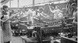 Kaffee half Industrialisierung auf die Beine  Kaffee hat Deutschland und England im wahrsten Sinne des Wortes ernüchtert und so die Industrialisierung beschleunigt. Bis ins 17. Jahrhundert hinein begannen viele Deutsche und Briten den Tag mit Alkohol: Biersuppe zum Frühstück oder ein lauwarmes Ale. Man ging leicht angeduselt in den Tag. Kaffee brach mit den bisherigen Frühstücksgewohnheiten und erhöhte die Produktivität der Europäer. Der britische Autor James Howell schrieb 1660: "Es ist erwiesen, dass Kaffee die Völker nüchtern macht. Während Handwerker und Kaufmannsgehilfen früher Ale, Bier und Wein als Morgentrunk genossen, sich dadurch einen dumpfen Kopf holten und zu ernsthaften Geschäften unfähig wurden, haben sie sich jetzt an diesen wach machenden Trank gewöhnt."