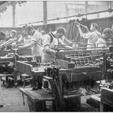 Kaffee half Industrialisierung auf die Beine  Kaffee hat Deutschland und England im wahrsten Sinne des Wortes ernüchtert und so die Industrialisierung beschleunigt. Bis ins 17. Jahrhundert hinein begannen viele Deutsche und Briten den Tag mit Alkohol: Biersuppe zum Frühstück oder ein lauwarmes Ale. Man ging leicht angeduselt in den Tag. Kaffee brach mit den bisherigen Frühstücksgewohnheiten und erhöhte die Produktivität der Europäer. Der britische Autor James Howell schrieb 1660: "Es ist erwiesen, dass Kaffee die Völker nüchtern macht. Während Handwerker und Kaufmannsgehilfen früher Ale, Bier und Wein als Morgentrunk genossen, sich dadurch einen dumpfen Kopf holten und zu ernsthaften Geschäften unfähig wurden, haben sie sich jetzt an diesen wach machenden Trank gewöhnt."