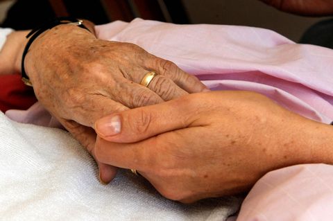 Sterbebegleiter betreuen Menschen vor dem Tod