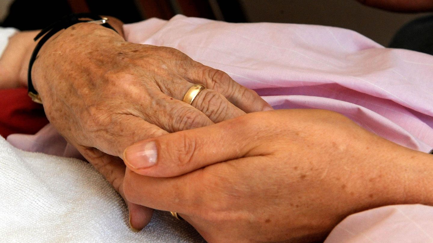 Sterbebegleiter betreuen Menschen vor dem Tod