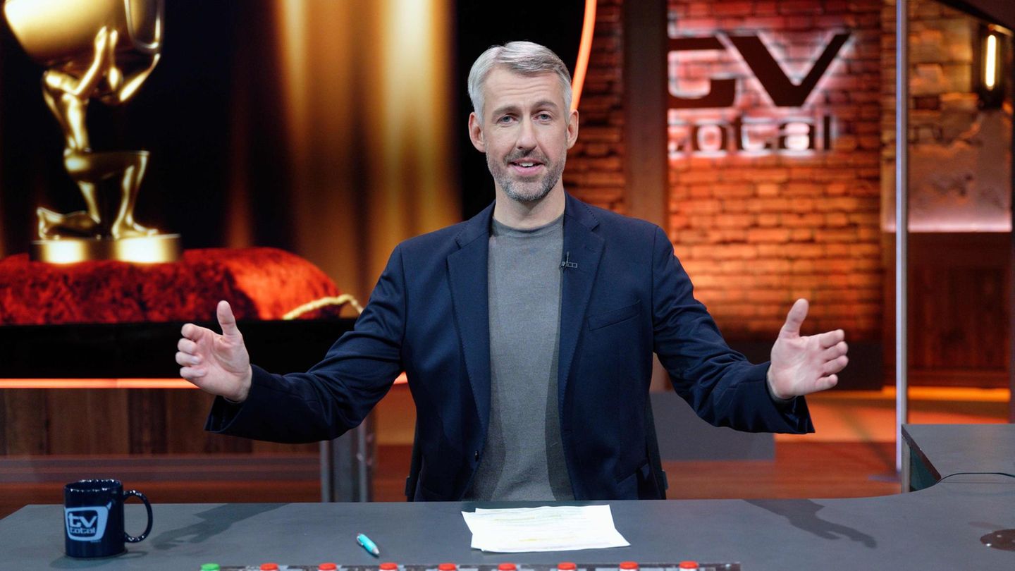 Der Entertainer Sebastian Pufpaff sitzt im "TV total"-Studio
