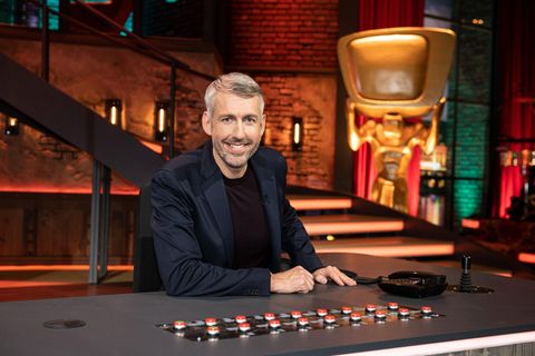 Comedian Sebastian Pufpaff sitzt in der der Kulisse der Comedyshow ·TV total