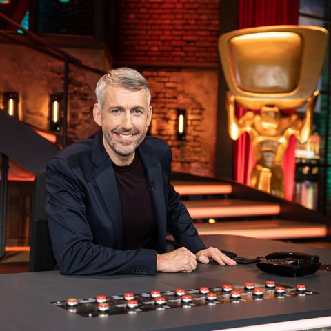 Comedian Sebastian Pufpaff sitzt in der der Kulisse der Comedyshow ·TV total