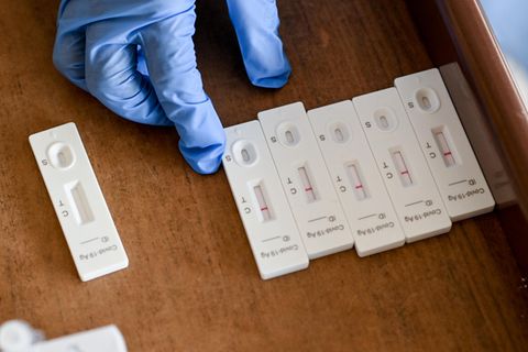 Corona-Tests liegen auf eine Ablage