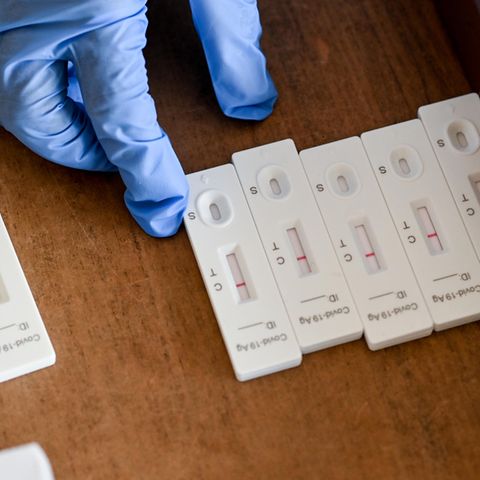 Corona-Tests liegen auf eine Ablage