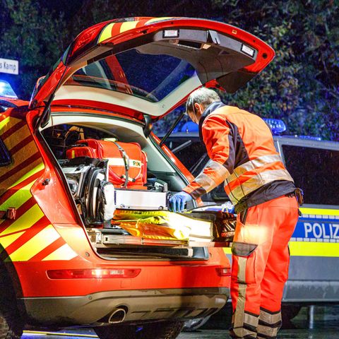 Notrufnummer gestört: Ein Notarzt steht an seinem Fahrzeug