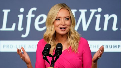 Kayleigh McEnany bei einer Pressekonferenz im Weißen Haus