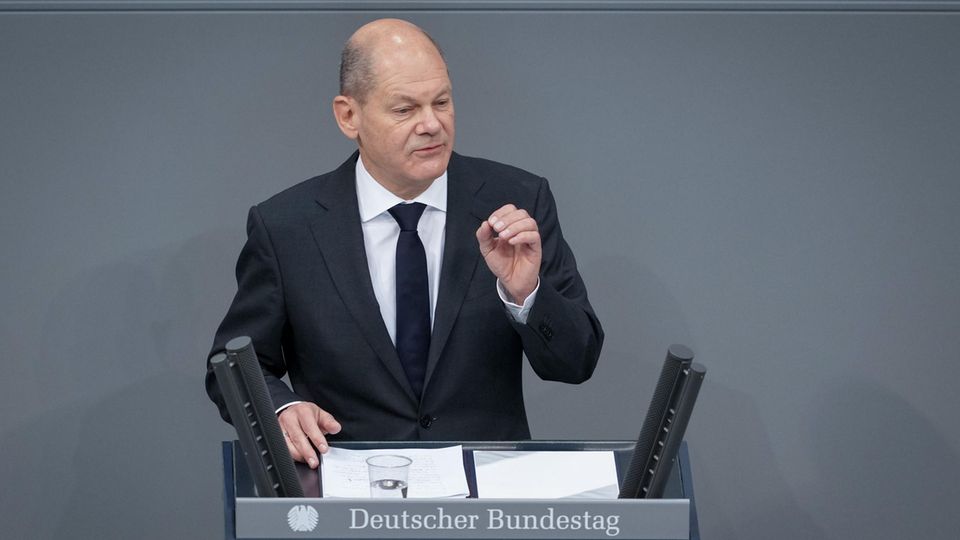 „Lassen sie sich impfen es ist wichtig für ihre Gesundheit und es ist wichtig für unser Land“: Olaf Scholz bei der Debatte über die Corona-Pläne der Ampel im Bundestag