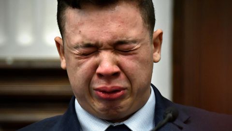 Kyle Rittenhouse bricht vor Gericht in Tränen aus
