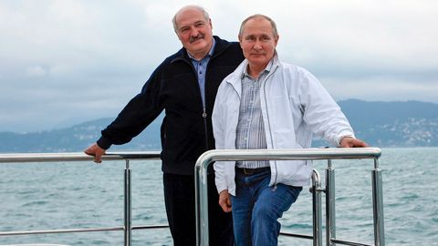 Wladimir Putin und Alexander Lukaschenko auf einem Boot