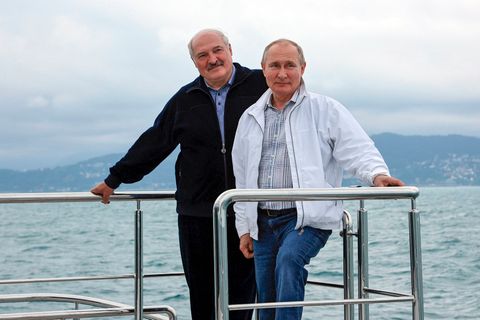 Wladimir Putin und Alexander Lukaschenko auf einem Boot