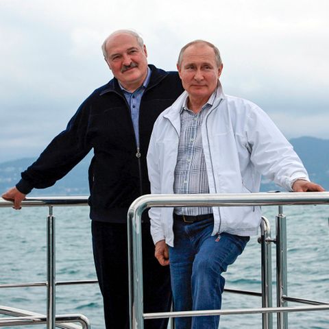Wladimir Putin und Alexander Lukaschenko auf einem Boot