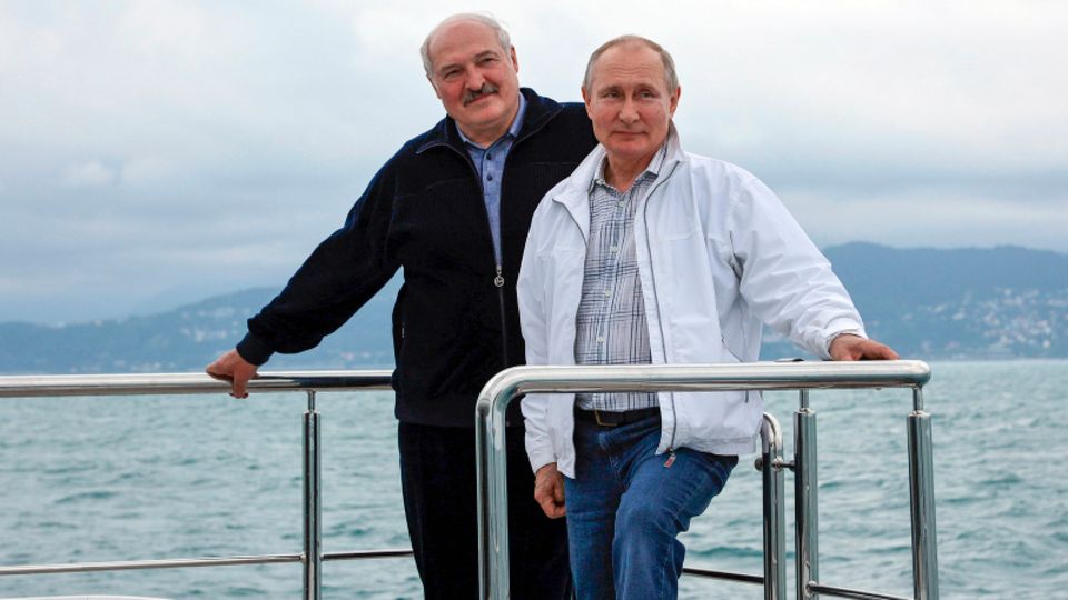 Vladimir Putin y Alexander Lukashenko en un barco