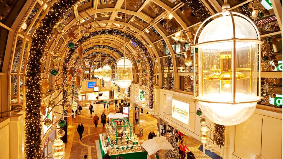 In einem Einkaufszentrum in Alt-Remscheid gehen Besucher auf Shoppingtour (Archivbild).