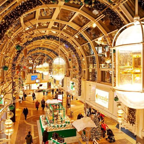 In einem Einkaufszentrum in Alt-Remscheid gehen Besucher auf Shoppingtour (Archivbild).