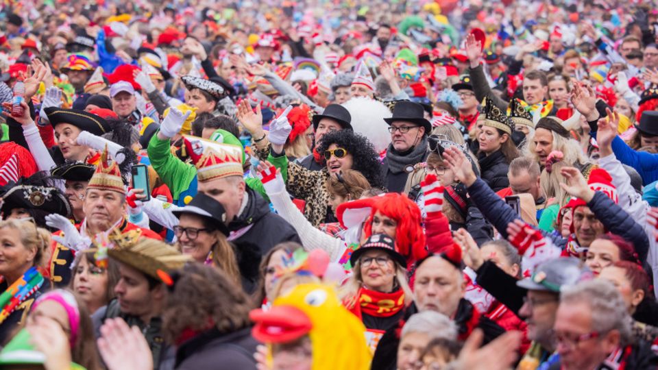 Köln: Jecken feiern den Auftakt der Karnevalssession auf dem Heumarkt