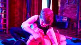 Ron Hades  Ich arbeite seit 2018 als dominanter Sexarbeiter in Berlin. Das Thema BDSM war am Anfang für mich mit viel Scham verbunden. In meinem Herkunftsland Korea werden Menschen, die Interesse an solchen Sexualpraktiken haben, als krank stigmatisiert.   Auch das Thema Sexarbeit allgemein war durch persönliche Erlebnisse in meiner Kindheit belastet: Ich hatte als Junge mehrere Stiefmütter, die als Sexarbeiterinnen tätig waren. Ihre Gemeinsamkeit: Sie waren alle nicht nett zu mir.