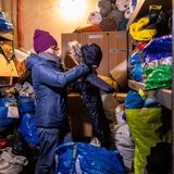 Anna Chmielewska, Aktivistin der NGO 'Fundacja Ocalenie' in deren Lager mit Kleidung und anderen lebensnotwendigen Hilfsmitteln an der polnischen Ostgrenze.