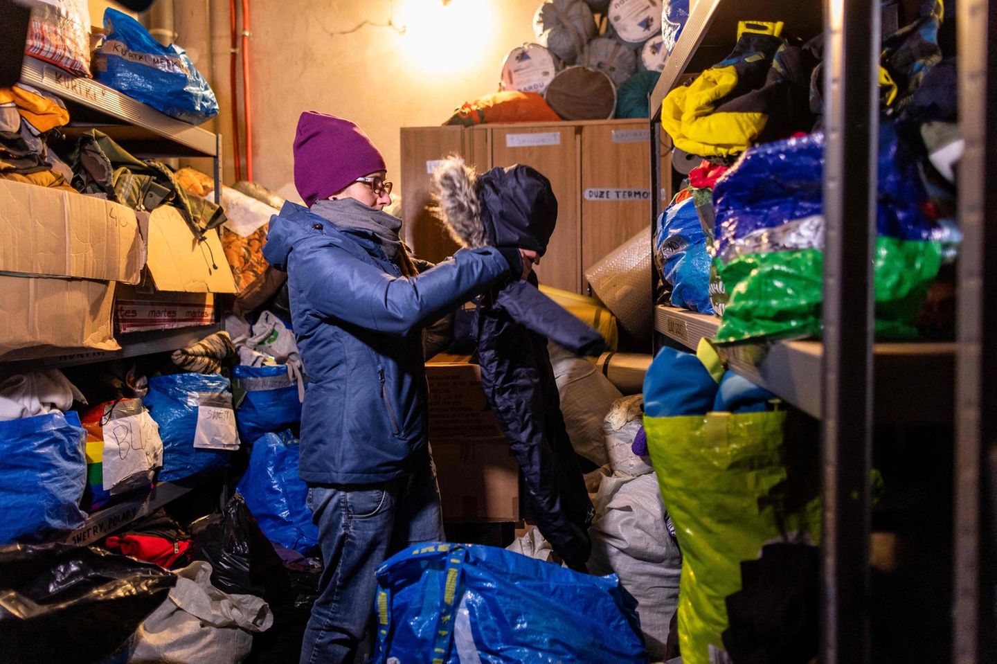 Anna Chmielewska, Aktivistin der NGO 'Fundacja Ocalenie' in deren Lager mit Kleidung und anderen lebensnotwendigen Hilfsmitteln an der polnischen Ostgrenze.