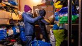 Anna Chmielewska, Aktivistin der NGO 'Fundacja Ocalenie' in deren Lager mit Kleidung und anderen lebensnotwendigen Hilfsmitteln an der polnischen Ostgrenze.