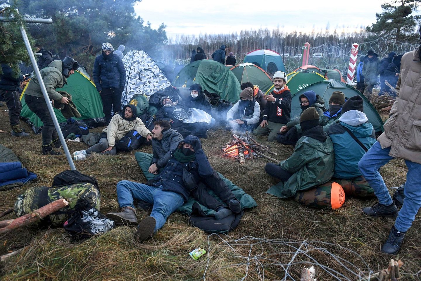 Die wenigen Zelte schützen vor dem Regen, nicht aber vor der Kälte.
