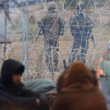 Polnisches Militär behält die Geflüchteten hinter dem Stacheldrahtzaun auf belarussischer Seite der Grenze im Auge.