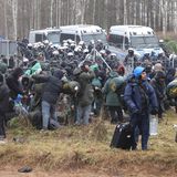 Die Geflüchteten kommen größtenteils aus dem Irak und warten nun zu tausenden in kleinen Zelten an der EU-Außengrenze aus.