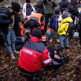 Sanitäter versorgen eine ältere Dame, die mit ihrer Familie aus dem Irak floh.