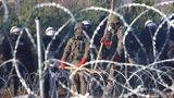 Polnische Polizisten und das Militär patrouliieren an der EU-Außengrenze zu Belarus.