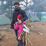 Auch die Kinder helfen, die wärmenden Lagerfeuer zu befüllen.