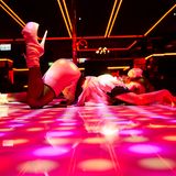 Vivi  Wer hat hier die Macht? Wer übt den Einfluss aus, der Kunde mit dem Geld oder die Sexarbeiter*innen mit der Dienstleistung? Beide Parteien haben Bedürfnisse, hat also einer mehr Macht als der andere? Nun, ja. Als ziemlich unstrittige Regel gilt: Wer das Geld hat, hat die Macht.