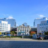 2,0 Millionen Infizierte gesamt  Neu-Infektionen pro Tag: 12.000, Tendenz fallend  Impfquote: 76,2 Prozent  Nach Rekordwerten Ende November geht die Zahl der neuen Infektionen zwar zurück, doch die Zwei-Wochen-Inzidenz liegt noch bei 1800. Obwohl zuletzt auch weniger Patienten ins Krankenhaus mussten, sind die Intensivstationen erheblich belastet. Drei von vier Belgiern sind vollständig geimpft, einer von vier bereits geboostert.  Einreisende aus Deutschland müssen online ein Formular ausfüllen und vollständig geimpft oder genesen sein; alternativ können sie einen negativen Test vorlegen. Die Gastronomie muss um 23 Uhr schließen. Das gilt bisher auch für Silvester, doch sollen die Maßnahmen am Montag erneut bewertet werden. Die Regierung empfiehlt, soziale Kontakte auf ein Minimum zu begrenzen. Private Zusammenkünfte in Innenräumen - außer in Privatwohnungen - sind weitgehend verboten.