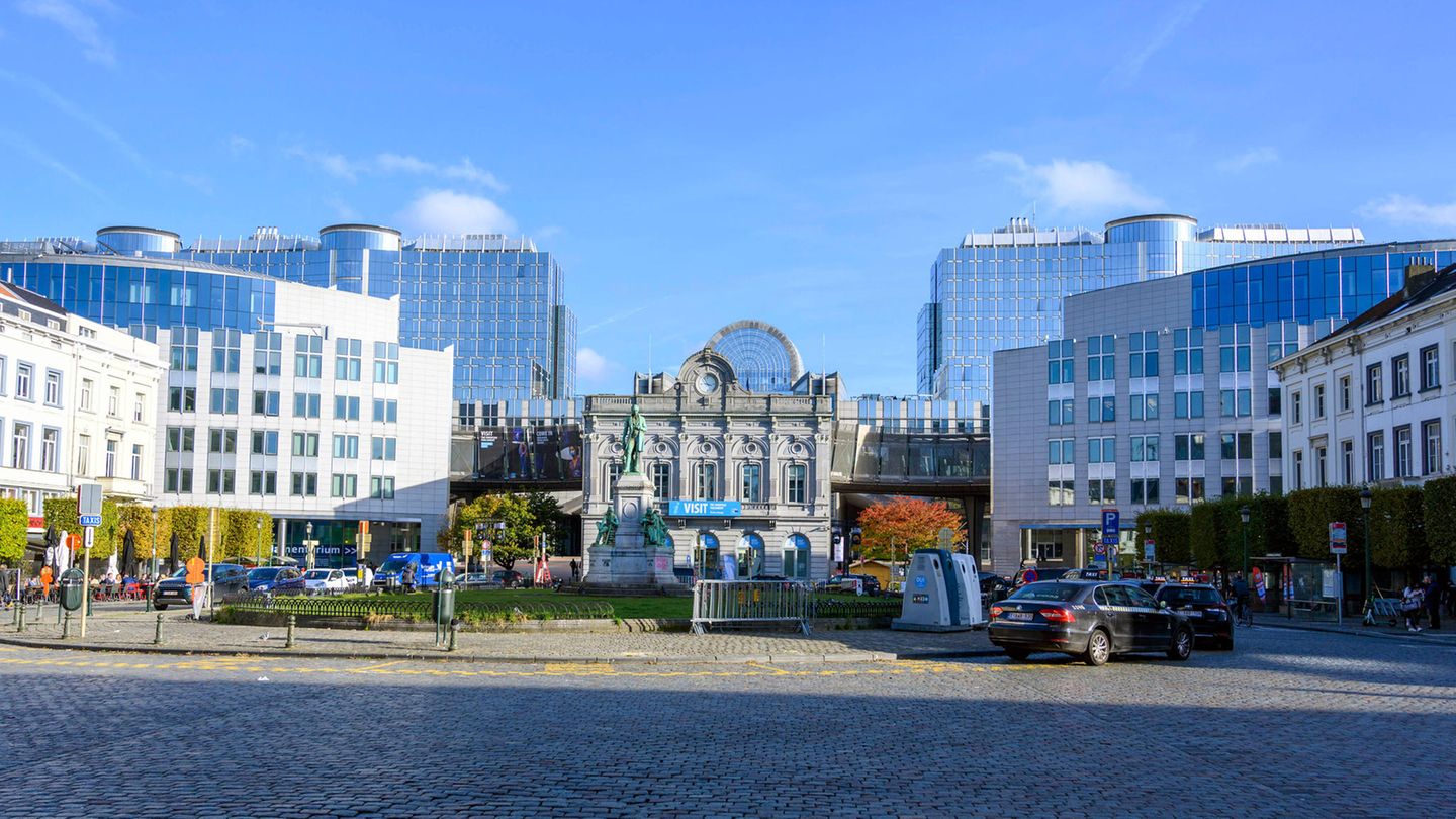 2,0 Millionen Infizierte gesamt  Neu-Infektionen pro Tag: 12.000, Tendenz fallend  Impfquote: 76,2 Prozent  Nach Rekordwerten Ende November geht die Zahl der neuen Infektionen zwar zurück, doch die Zwei-Wochen-Inzidenz liegt noch bei 1800. Obwohl zuletzt auch weniger Patienten ins Krankenhaus mussten, sind die Intensivstationen erheblich belastet. Drei von vier Belgiern sind vollständig geimpft, einer von vier bereits geboostert.  Einreisende aus Deutschland müssen online ein Formular ausfüllen und vollständig geimpft oder genesen sein; alternativ können sie einen negativen Test vorlegen. Die Gastronomie muss um 23 Uhr schließen. Das gilt bisher auch für Silvester, doch sollen die Maßnahmen am Montag erneut bewertet werden. Die Regierung empfiehlt, soziale Kontakte auf ein Minimum zu begrenzen. Private Zusammenkünfte in Innenräumen - außer in Privatwohnungen - sind weitgehend verboten.