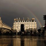 8,6 Millionen Infizierte gesamt  Neu-Infektionen pro Tag: 61.000, Tendenz steigend  Impfquote: 77,1 Prozent  Die Infektionszahlen sind in Frankreich wieder stark gestiegen. Zuletzt infizierten sich binnen einer Woche mehr als 500 Menschen pro 100.000 Einwohner. Ungeimpfte müssen für die Einreise einen negativen PCR- oder Antigentest vorweisen, der nicht älter als 24 Stunden ist. Ob Museum, Gaststätte oder Skistation – für den Besuch gilt 3G. Menschen über 65 Jahre brauchen eine Boosterimpfung, damit ihr Impfstatus gültig bleibt, sofern ihre Impfung sieben Monate zurück liegt. Wer mit dem Reisebus oder Fernzug reisen möchte, muss genesen, geimpft oder getestet sein. Bei Ansammlungen im Freien, etwa in der Warteschlange oder Seilbahn, gilt Maskenpflicht. Für private Treffen gibt es keine Einschränkungen. Die Regierung empfiehlt jedoch, auf Zusammenkünfte ohne Maske zu verzichten.