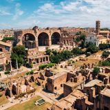 5,3 Millionen Infizierte gesamt  Neu-Infektionen pro Tag: 18.500, Tendenz steigend  Impfquote: 79,1 Prozent  Von einer entspannteren Ausgangslage steigen die Fallzahlen auch in Italien wieder, vor allem in Südtirol. Von den über Zwölfjährigen sind über 88,3 Prozent mindestens einmal gegen Covid-19 geimpft. Auch die ersten Kinder zwischen fünf und elf Jahren haben eine Dosis erhalten. Ab jetzt bis Silvester gilt eine Corona-Testpflicht für alle Einreisenden aus anderen EU-Ländern. Ungeimpfte müssen außerdem fünf Tage in Quarantäne. Alle Reisenden müssen zudem eine digitale Anmeldung ausfüllen. Nur Geimpfte und Genesene (2G) können innen in Restaurants oder Ski-Hütten essen gehen. Wer mit öffentlichen Verkehrsmitteln oder geschlossenen Skiliften fährt, muss negativ getestet, geimpft oder genesen sein (3G). In Italien funktionieren die deutschen digitalen Impf-QR-Codes.