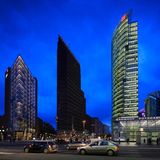 6,7 Millionen Infizierte gesamt  Neu-Infektionen pro Tag: 51.000, Tendenz leicht fallend  Impfquote: 73,1 Prozent  Trotz aktuell sinkender Corona-Zahlen erwartet Bundesgesundheitsminister Karl Lauterbach (SPD) eine massive fünfte Corona-Welle durch die neue Omikron-Variante. "Ich gehe von einer massiven fünften Welle aus", sagte Lauterbach in Hannover. "Wir müssen davon ausgehen, dass die Omikron-Welle, vor der wir stehen, die wir aus meiner Sicht nicht verhindern können, eine massive Herausforderung wird für unsere Krankenhäuser, für unsere Intensivstationen, aber auch für die Gesellschaft in der Gänze."  Lauterbach sagte: "Wir müssen uns hier auf eine Herausforderung einstellen, die wir in dieser Form noch nicht gehabt haben." So übertreffe das, was in Großbritannien derzeit beobachtet werde, alles, was in der Pandemie bisher beobachtet worden sei, sagte Lauterbach unter Berufung auf Gespräche mit britischen Expertinnen und Experten.