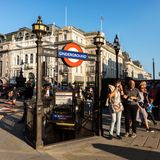 11,2 Millionen Infizierte gesamt  Neu-Infektionen pro Tag: 88.000, Tendenz steigend  Impfquote: 75 Prozent  Das Vereinigte Königreich ist eines der am stärksten von der Corona-Pandemie betroffenen Länder Europas. Die hochansteckende Omikron-Variante ist dort inzwischen stark verbreitet. Frankreich schließt bereits seine Grenze zur britischen Insel und auch in Deutschland fordert der Vorsitzende der Gesundheitsministerkonferenz, Bayerns Ressortchef Klaus Holetschek, Reisebeschränkungen für Großbritannien. "Ich würde mir wünschen, dass der Bund mal genau hinschaut, wann Großbritannien Virus-Variantengebiet wird und dass bei der Einreise mit dem Flugzeug ein PCR-Test verpflichtend vorgelegt werden muss", sagte der CSU-Politiker.