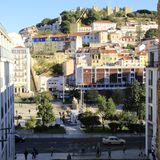 1,2 Millionen Infizierte gesamt  Neu-Infektionen pro Tag: 5100, Tendenz leicht steigend  Impfquote: 89 Prozent  Portugal gehört zu den Ländern, die wegen der Omikron-Variante ihre Einreiseregeln verschärft haben. Dort müssen auch Geimpfte bei der Ankunft einen negativen Corona-Test vorlegen.  Die Zahl der Corona-Infektionen steigt zwar auch in Portugal und die Sieben-Tage-Inzidenz liegt bei fast 280. Aber wegen der hohen Impfquote von fast 89 Prozent der Bevölkerung ist die Lage in den Krankenhäusern nicht so dramatisch wie derzeit in Deutschland. Um sich für die Hilfe im Frühjahr zu bedanken, hat Portugal Medienberichten zufolge Deutschland Hilfe bei der Versorgung von Corona-Patienten angeboten.