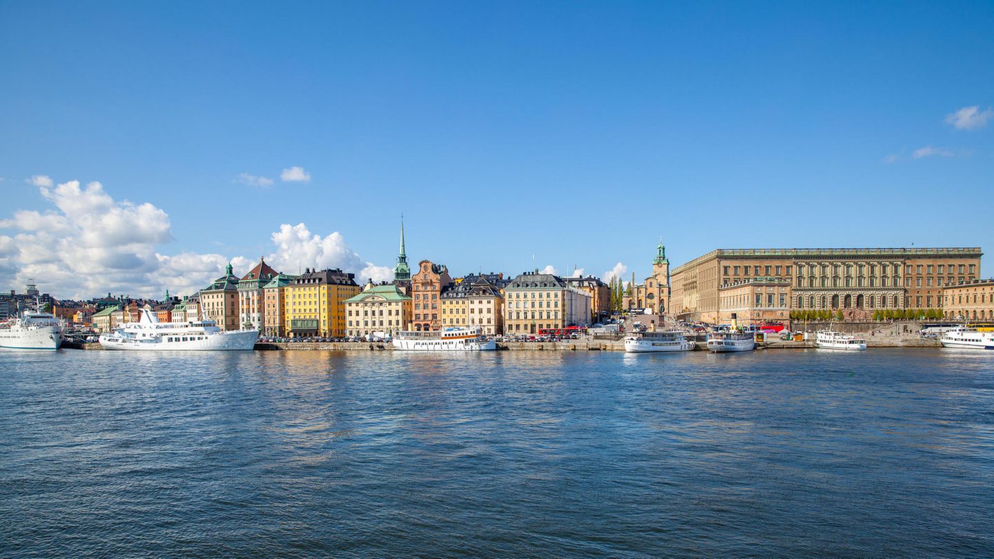 Schweden 1,25 Millionen Infizierte gesamt Neu-Infektionen pro Tag: 4000, Tendenz steigend Impfquote: 75,7 Prozent Das Land war lange einen lockeren Sonderweg gegangen, der aber als gescheitert gilt. Schwedische Behörden haben Verhaltensempfehlungen ausgesprochen, die Corona-Beschränkungen wurden mittlerweile aufgehoben. Stattdessen forciert die Regierung in Stockholm die Drittimpfungen.