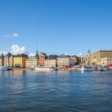 1,25 Millionen Infizierte gesamt  Neu-Infektionen pro Tag: 4000, Tendenz steigend  Impfquote: 75,7 Prozent  Das Land war lange einen lockeren Sonderweg gegangen, der aber als gescheitert gilt. Schwedische Behörden haben Verhaltensempfehlungen ausgesprochen, die Corona-Beschränkungen wurden mittlerweile aufgehoben. Stattdessen forciert die Regierung in Stockholm die Drittimpfungen.