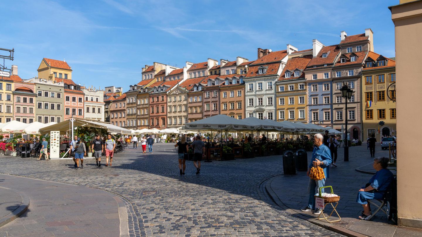 Polen 3,9 Millionen Infizierte gesamt Neu-Infektionen pro Tag: 24.100, Tendenz fallend Impfquote: 56,3 Prozent Das Hochrisikogebiet Polen meldete zuletzt über 24.000 Neuinfektionen und rund 670 Tote binnen 24 Stunden. Bei Einreise aus dem Schengenraum besteht eine 10-tägige Quarantänepflicht. Ausgenommen sind vollständig Geimpfte, Genesene und Reisende mit aktuellem negativen Testergebnis. In Restaurants, Hotels und Kultur- und Freizeiteinrichtungen gilt eine Einschränkung der Kapazität bis zu maximal 30 Prozent. Wer mehr Gäste empfangen will, muss deren Impfnachweise kontrollieren - zumindest in der Theorie, denn die juristische Grundlage dazu fehlt. Clubs und Diskotheken sind bis zum 17. Januar geschlossen, für Silvester soll es eine Ausnahme geben.