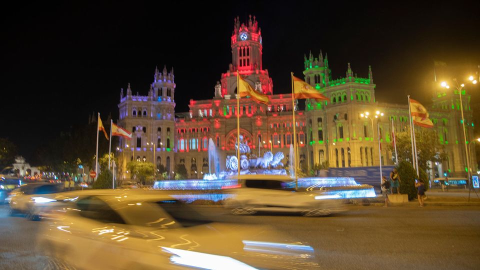 5,4 Millionen Infizierte gesamt  Neu-Infektionen pro Tag: 21.00, Tendenz steigend  Impfquote: 82,5 Prozent  Trotz einer der europaweit höchsten Impfquoten ist die Sieben-Tage-Inzidenz wieder auf rund 235 gestiegen, doch die Lage in den Krankenhäusern ist bei weitem nicht so dramatisch wie in Deutschland, und es gibt wenig Todesfälle. Für die Einreise aus Deutschland ist ein elektronisches Einreiseformular Pflicht, und es gilt für alle ab zwölf die 3G-Regel: geimpft, genesen oder getestet.  Um die mittlerweile sechste Welle zu brechen, gibt es regional je nach Lage Einschränkungen. In der Öffentlichkeit gilt meist die 3G-Regel im Nachtleben und zum Teil auch für Restaurants oder Kinos, ergänzt durch eine Beschränkung der Auslastung. Maskenpflicht besteht in öffentlichen Innenräumen sowie im Freien, wenn kein Sicherheitsabstand von eineinhalb Metern eingehalten werden kann. Zusammenkünfte im privaten Bereich sind zurzeit nur auf den Kanaren auf zwischen sechs und zwölf Personen beschränkt.