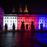 2,4 Millionen Infizierte gesamt  Neu-Infektionen pro Tag: 10.800, Tendenz fallend  Impfquote: 63 Prozent  Die Corona-Fallzahlen sind zwar rückläufig, aber weiterhin hoch und die 7-Tage-Inzidenz übersteigt 800. Bis einschließlich 25. Dezember gilt der Notstand. Touristen aus der EU oder der Schweiz dürfen prinzipiell ins Land. Vollständig Geimpfte und Genesene müssen vor der Anreise mit öffentlichen Verkehrsmitteln nur ein Online-Meldeformular ausfüllen. Für Ungeimpfte ist ein Urlaub in Tschechien aber praktisch unmöglich, denn in Hotels und Gaststätten sowie auf Skipisten gilt die 2G-Regel. Und wer aus dem Hochrisikogebiet nach Deutschland heimkehrt, muss in Quarantäne. Die Gastronomie schließt um 22 Uhr, Weihnachtsmärkte sind abgesagt. Private Feiern mit bis zu 20 Personen sind erlaubt, solange die FFP2-Maskenpflicht eingehalten wird.