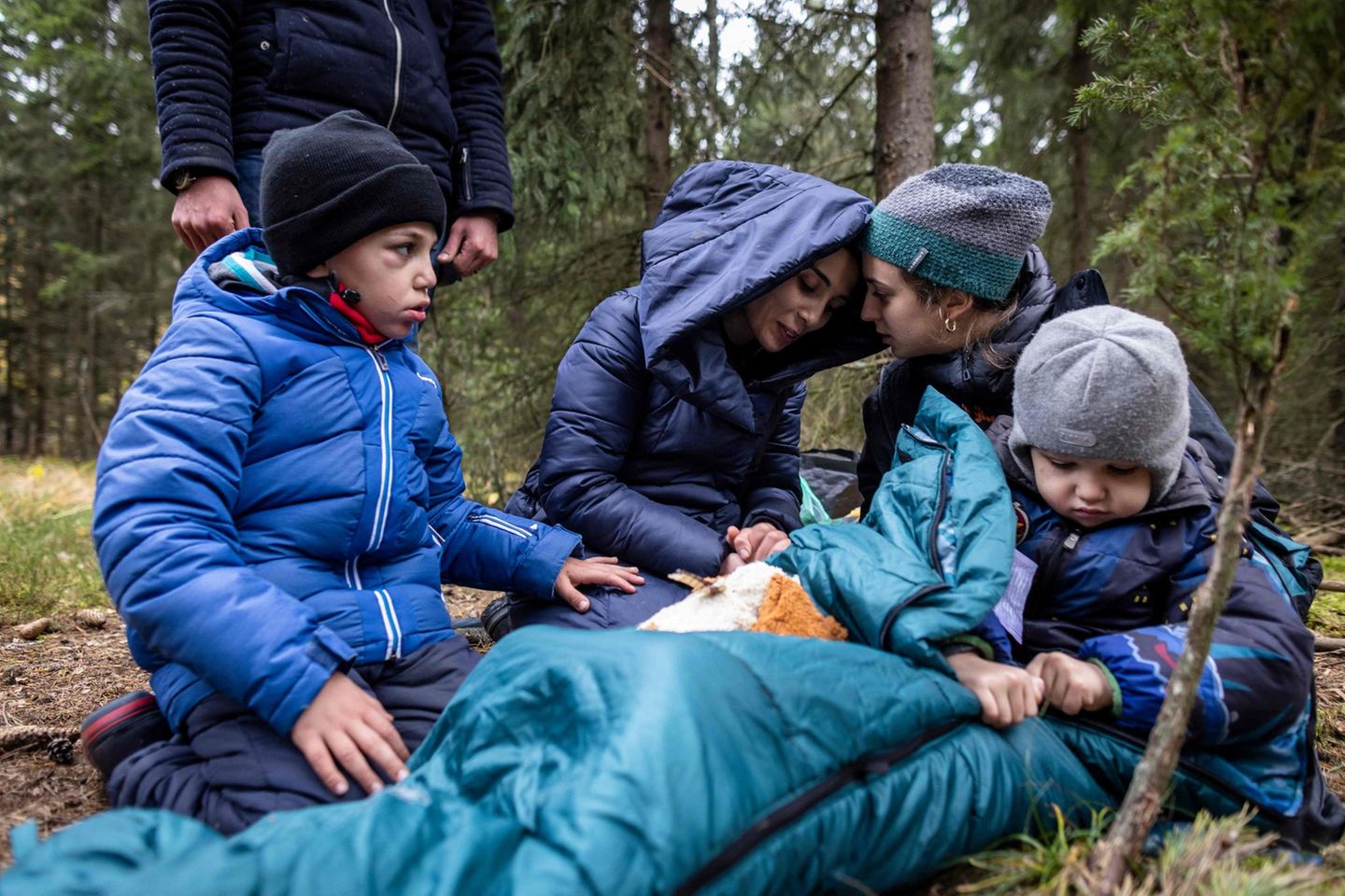 Familie Massini aus Syrien: Vater Muhammad (links), Mutter Alaa (Mitte) und die beiden Söhne werden von Aktivistin Pamela (2. v.r.) beruhigt.